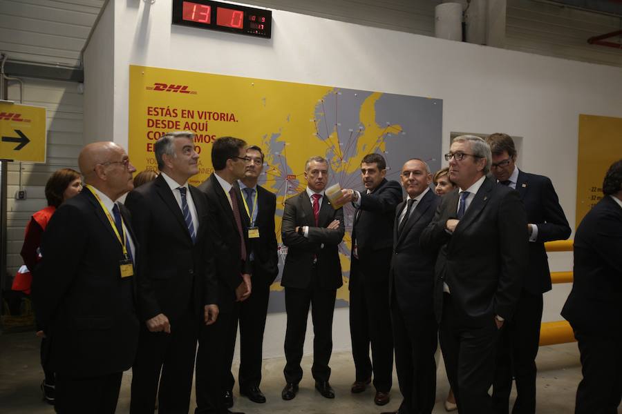 El acto ha contado con la presencia de casi doscientos invitados del mundo empresarial e institucional vasco. Entre ellos, el director general en España de DHL European Air Transport, Jesús Sánchez, y del director general en España de DHL Express, Miguel Borrás, así como de una nutrida representación institucional encabezada por el lehendakari, Iñigo Urkullu. Han estado también la consejera de Desarrollo Económico e Infraestructuras, Arantxa Tapia; el delegado del Gobierno en Euskadi, Javier de Andrés; el diputado general de Álava, Ramiro González; y el alcalde de Vitoria, Gorka Urtaran. 