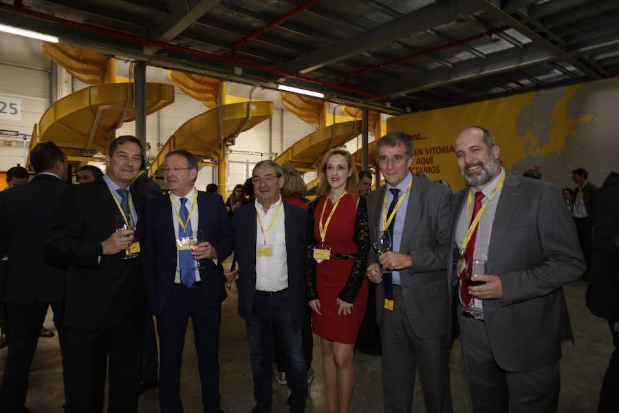 El acto ha contado con la presencia de casi doscientos invitados del mundo empresarial e institucional vasco. Entre ellos, el director general en España de DHL European Air Transport, Jesús Sánchez, y del director general en España de DHL Express, Miguel Borrás, así como de una nutrida representación institucional encabezada por el lehendakari, Iñigo Urkullu. Han estado también la consejera de Desarrollo Económico e Infraestructuras, Arantxa Tapia; el delegado del Gobierno en Euskadi, Javier de Andrés; el diputado general de Álava, Ramiro González; y el alcalde de Vitoria, Gorka Urtaran. 