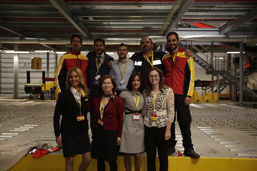 El acto ha contado con la presencia de casi doscientos invitados del mundo empresarial e institucional vasco. Entre ellos, el director general en España de DHL European Air Transport, Jesús Sánchez, y del director general en España de DHL Express, Miguel Borrás, así como de una nutrida representación institucional encabezada por el lehendakari, Iñigo Urkullu. Han estado también la consejera de Desarrollo Económico e Infraestructuras, Arantxa Tapia; el delegado del Gobierno en Euskadi, Javier de Andrés; el diputado general de Álava, Ramiro González; y el alcalde de Vitoria, Gorka Urtaran. 