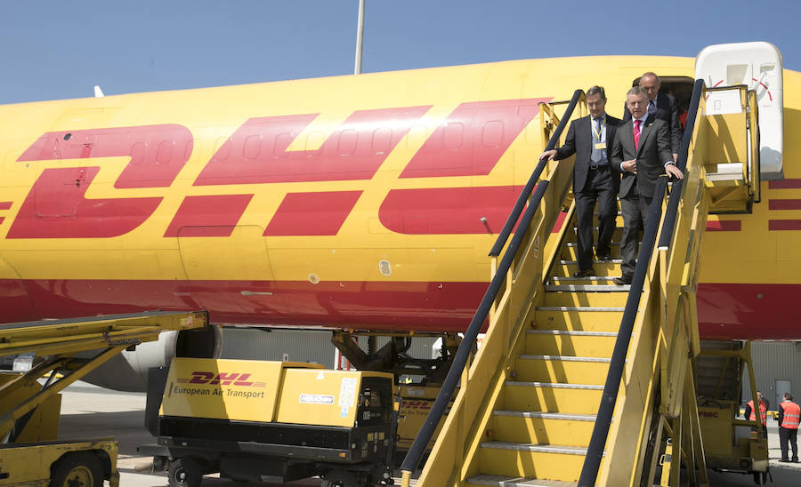 El acto ha contado con la presencia de casi doscientos invitados del mundo empresarial e institucional vasco. Entre ellos, el director general en España de DHL European Air Transport, Jesús Sánchez, y del director general en España de DHL Express, Miguel Borrás, así como de una nutrida representación institucional encabezada por el lehendakari, Iñigo Urkullu. Han estado también la consejera de Desarrollo Económico e Infraestructuras, Arantxa Tapia; el delegado del Gobierno en Euskadi, Javier de Andrés; el diputado general de Álava, Ramiro González; y el alcalde de Vitoria, Gorka Urtaran. 