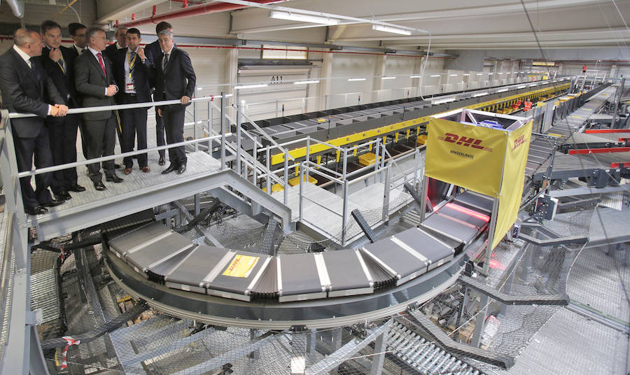 El acto ha contado con la presencia de casi doscientos invitados del mundo empresarial e institucional vasco. Entre ellos, el director general en España de DHL European Air Transport, Jesús Sánchez, y del director general en España de DHL Express, Miguel Borrás, así como de una nutrida representación institucional encabezada por el lehendakari, Iñigo Urkullu. Han estado también la consejera de Desarrollo Económico e Infraestructuras, Arantxa Tapia; el delegado del Gobierno en Euskadi, Javier de Andrés; el diputado general de Álava, Ramiro González; y el alcalde de Vitoria, Gorka Urtaran. 