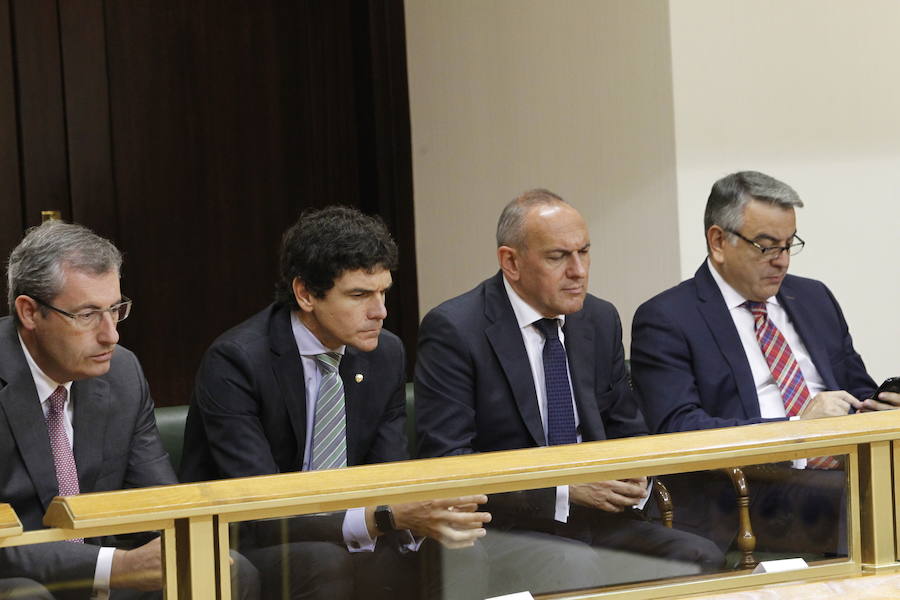 Los tres diputados generales comparten escaño junto al delegado del Gobierno.