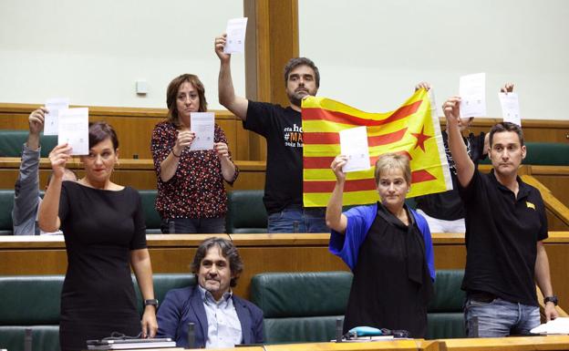 Los parlamentarios de EH Bildu, durante la intervención de Alonso.