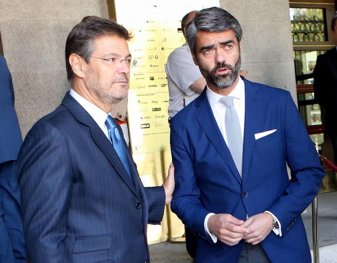 El consejero delegado de Vocento, Luis Enríquez (dcha.), y el ministro de Justicia, Rafael Catalá