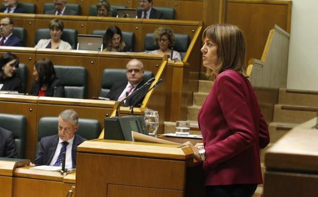 Idoia Mendia, durante su intervención en el Parlamento vasco.