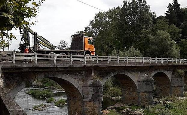 Algunos camiones se han quedado atascados en el puente. 