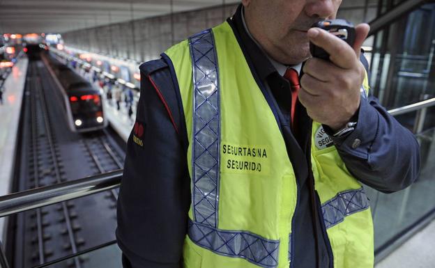 Un vigilante de metro en una de las estaciones del suburbano.