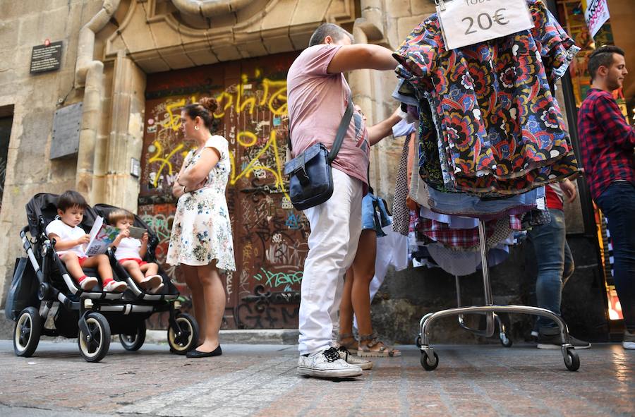 Muchas personas han acudido a comprar productos rebajados en Bilbao