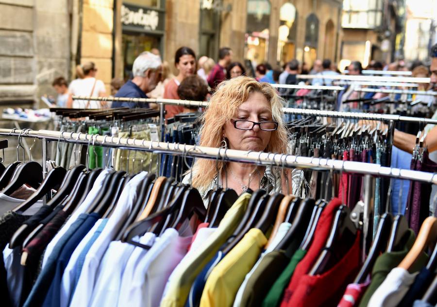 Muchas personas han acudido a comprar productos rebajados en Bilbao