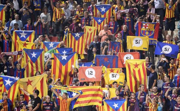 Los aficionados que asistían ayer al partido de Liga entre el Girona y el Barcelona ondearon esteladas y lanzaron gritos en favor del 'sí' en la consulta.