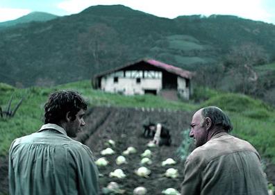 Imagen secundaria 1 - Ramón Agirre y Joseba Usabiaga, padre e hijo en el caserío. A su lado, el cartel de la película.