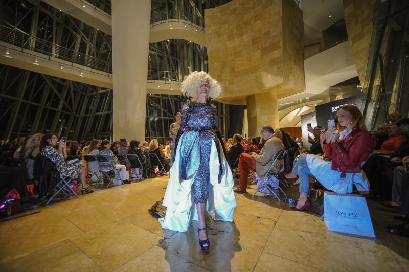 El diseñador vasco conmemora sus 15 años en la moda con un desfile en el vestíbulo del museo