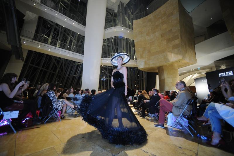 El diseñador vasco conmemora sus 15 años en la moda con un desfile en el vestíbulo del museo