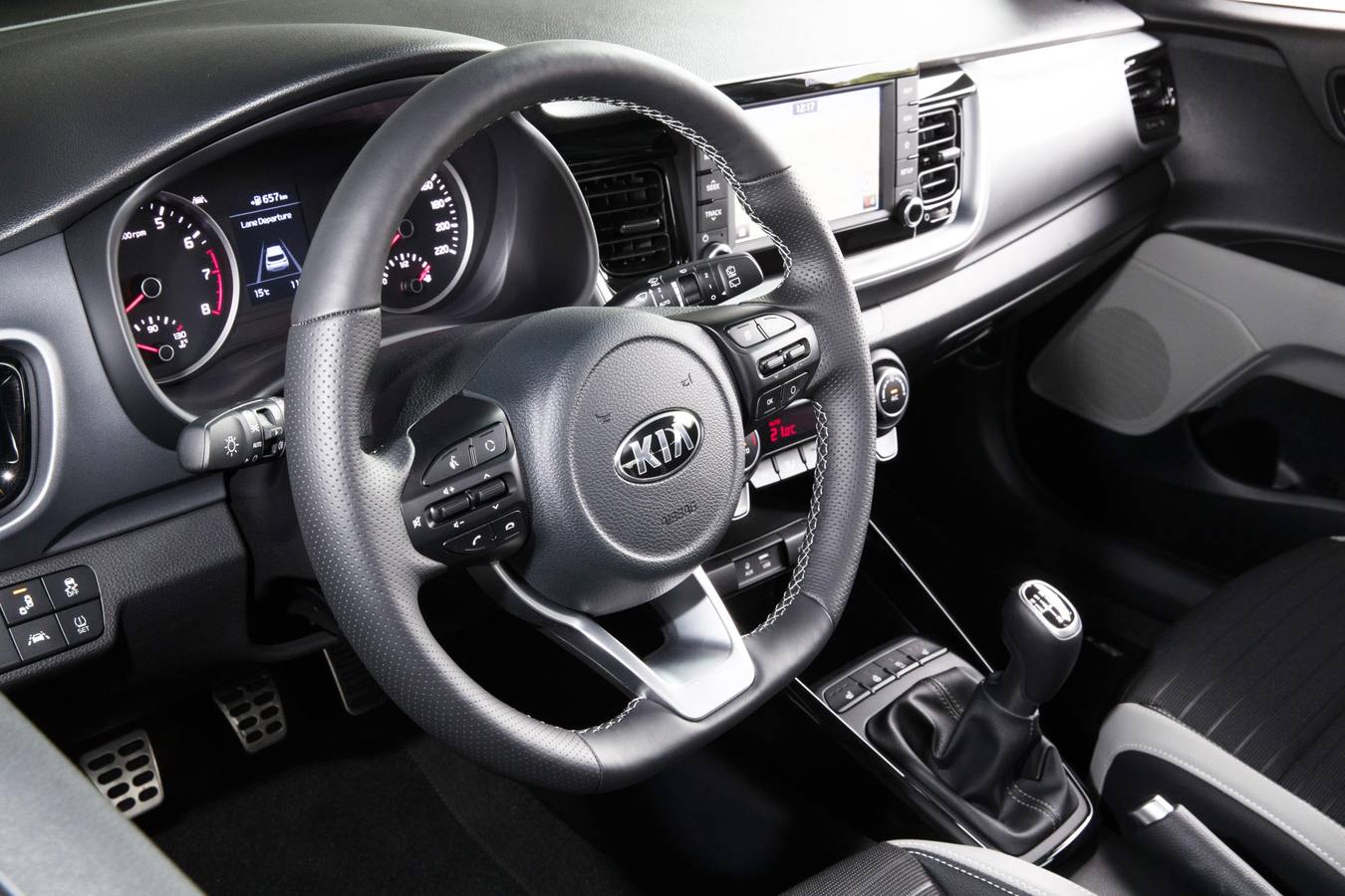 Con poco más de 4,10 metros de longitud, el nuevo Kia Stonic es un SUV compacto, con un inconfundible estilo europeo y las mayores posibilidades de personalización que haya tenido nunca un coche de la marca. A la venta desde 12.919 euros. 