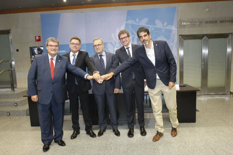 Los alcaldes de las tres capitales vascas, junto con el consejero de Turismo y el presidente de Eudel, tras la firma del acuerdo.