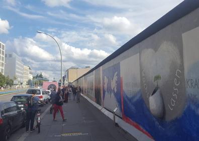 Imagen secundaria 1 -  1 y 2. Vista del muro en la East Side Gallery en el lado oeste y este. 3. Imagen del muro que se encuentra al lado de la exposición 'Topografía del Terror'. 