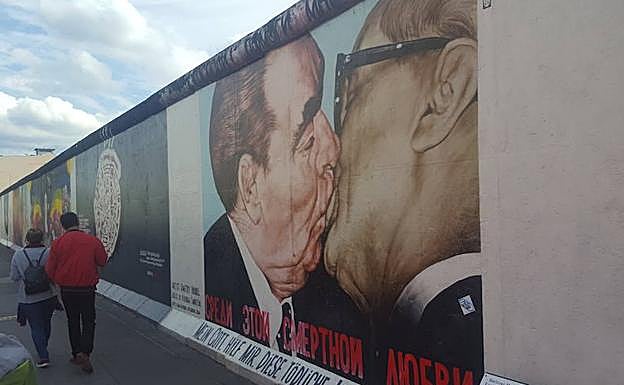 La East Side Gallery guarda en sus paredes ell famoso beso entre Leónidas Breznev, antiguo presidente de la URSS, y el máximo dirigente de la RDA, Erich Honecker.