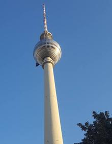 Imagen secundaria 2 - 1. La icónica puerta de Brandemburgo. 2. Bebelplatz y su Catedral Católica de Santa Eduvigis, donde se produjo la quema de libros nazi . 3. La torre de televisión construida por los soviéticos durante la Guerra Fría. 