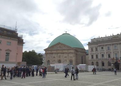 Imagen secundaria 1 - 1. La icónica puerta de Brandemburgo. 2. Bebelplatz y su Catedral Católica de Santa Eduvigis, donde se produjo la quema de libros nazi . 3. La torre de televisión construida por los soviéticos durante la Guerra Fría. 