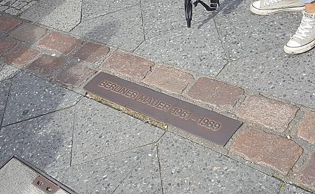 La 'cicatriz' del muro sigue por toda la ciudad, exactamente trazando la misma línea donde se encontraban sus paredes. 