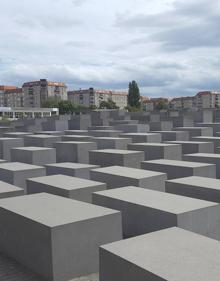 Imagen secundaria 2 - 1. El Bundestag. 2. Check Point Charlie. 3. El polémico monumento del Holocausto.