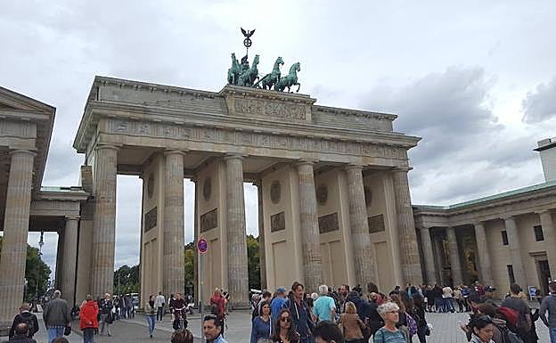 Imagen principal - 1. La icónica puerta de Brandemburgo. 2. Bebelplatz y su Catedral Católica de Santa Eduvigis, donde se produjo la quema de libros nazi . 3. La torre de televisión construida por los soviéticos durante la Guerra Fría. 