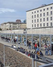 Imagen secundaria 2 -  1 y 2. Vista del muro en la East Side Gallery en el lado oeste y este. 3. Imagen del muro que se encuentra al lado de la exposición 'Topografía del Terror'. 
