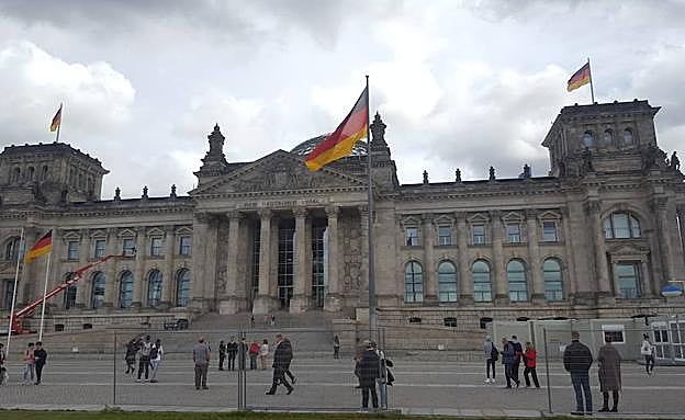 Imagen principal - 1. El Bundestag. 2. Check Point Charlie. 3. El polémico monumento del Holocausto.