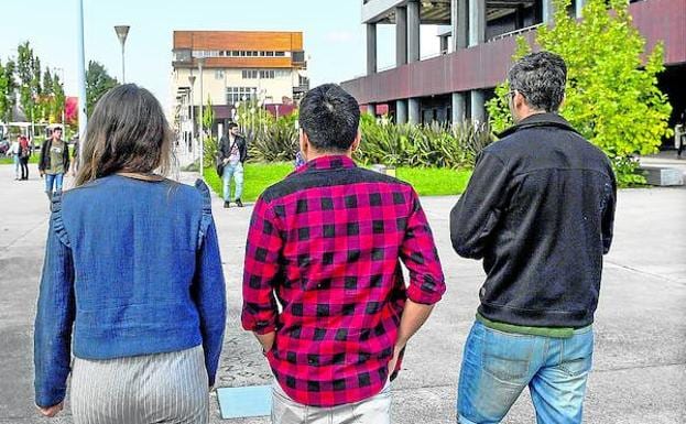 Los tres alumnos en situación de asilo caminan por el campus de Leioa de la UPV.