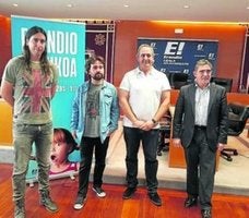 Los magos Tor y Txoborro, junto a Arrizen Monasterio y el alcalde. 