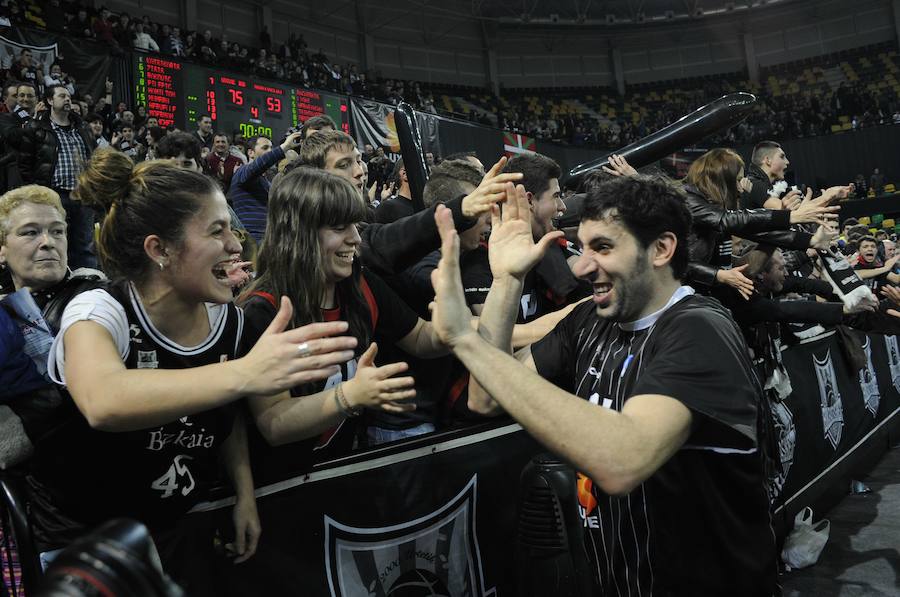 Mumbrú saluda a los seguidores del Bilbao Basket.