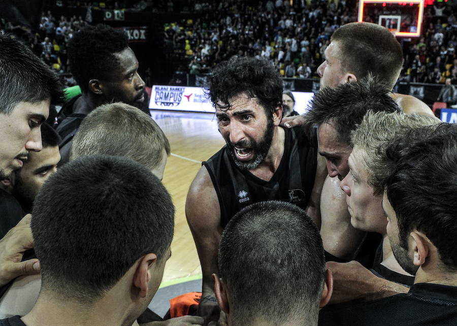 Mumbrú y el resto de jugadores, durante un partido en 2017.