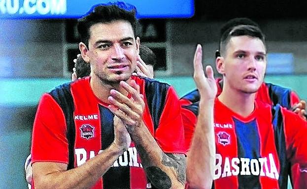 Carlos Delfino aplaude a sus compañeros durante el amistoso ante el Hapoel Jerusalén.