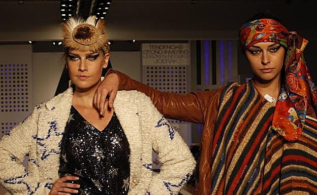 Dos de las modelos que desfilaron sobre la pasarela vitoriana.