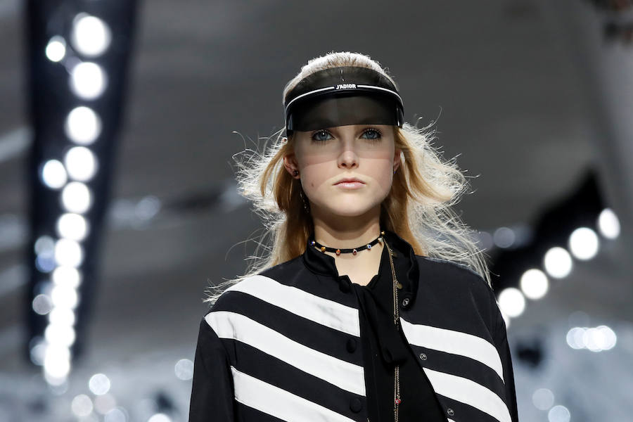 La firma homenajea con sus diseños a la artista franco-estadounidense en la Semana de la Moda de París