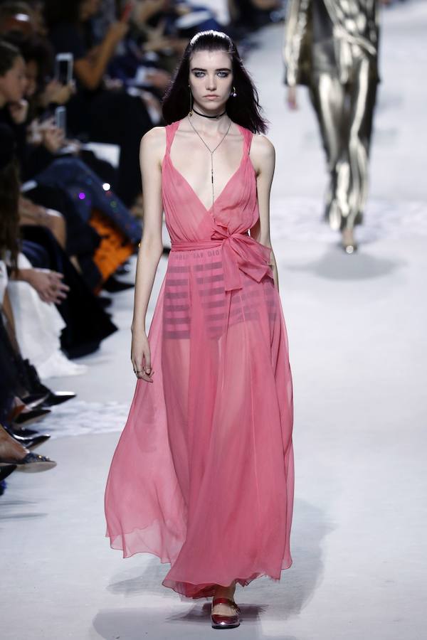 La firma homenajea con sus diseños a la artista franco-estadounidense en la Semana de la Moda de París