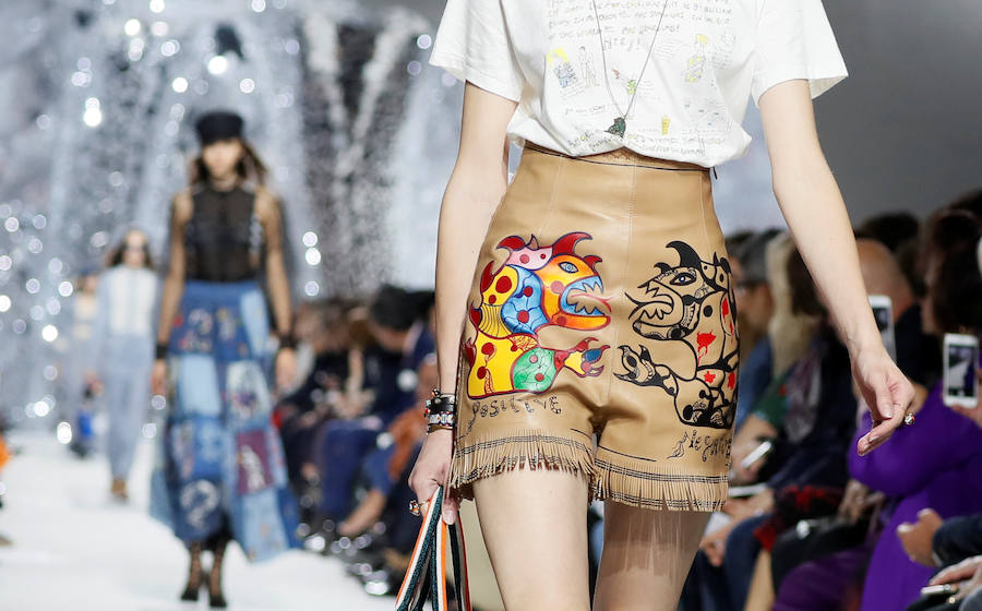 La firma homenajea con sus diseños a la artista franco-estadounidense en la Semana de la Moda de París