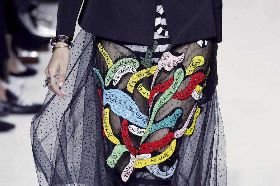 La firma homenajea con sus diseños a la artista franco-estadounidense en la Semana de la Moda de París