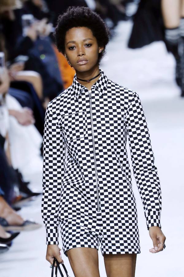 La firma homenajea con sus diseños a la artista franco-estadounidense en la Semana de la Moda de París