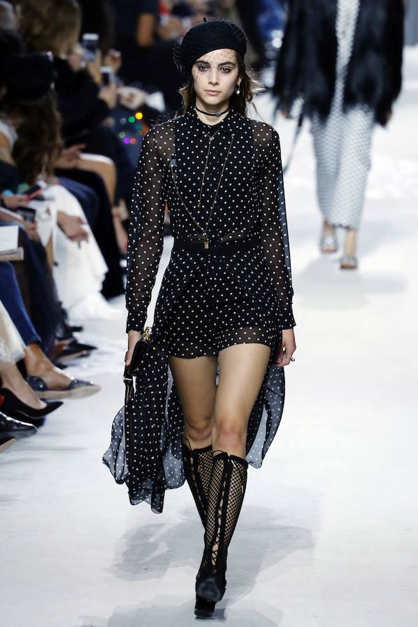 La firma homenajea con sus diseños a la artista franco-estadounidense en la Semana de la Moda de París