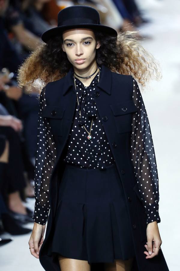 La firma homenajea con sus diseños a la artista franco-estadounidense en la Semana de la Moda de París