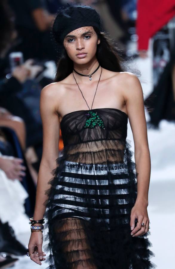 La firma homenajea con sus diseños a la artista franco-estadounidense en la Semana de la Moda de París