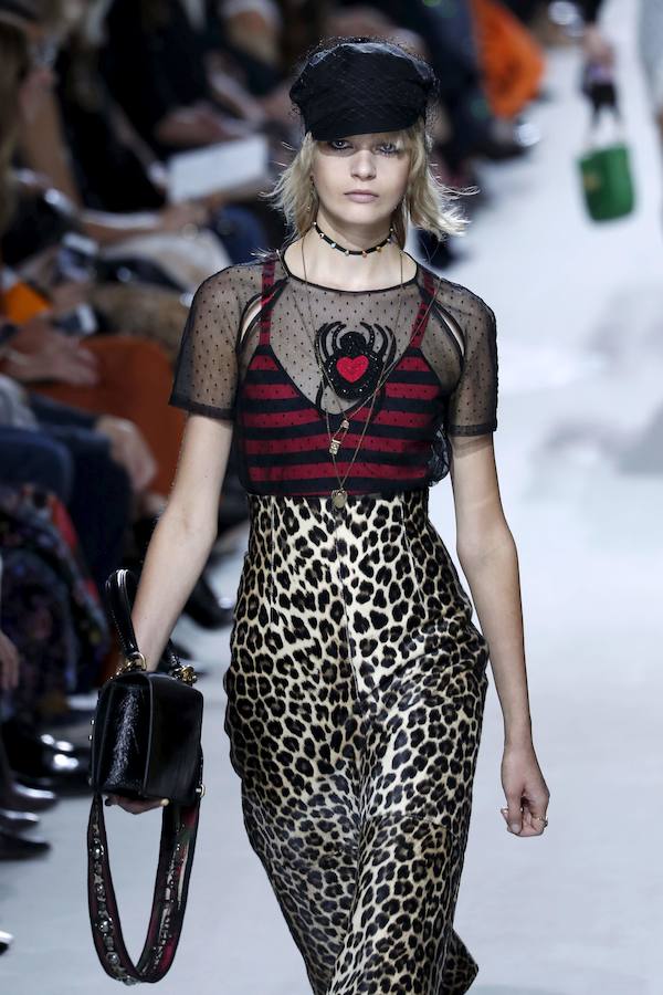 La firma homenajea con sus diseños a la artista franco-estadounidense en la Semana de la Moda de París