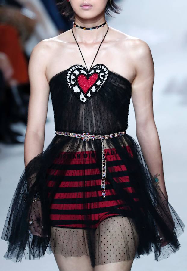 La firma homenajea con sus diseños a la artista franco-estadounidense en la Semana de la Moda de París