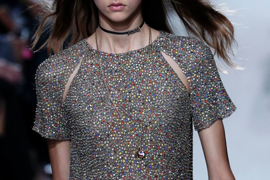 La firma homenajea con sus diseños a la artista franco-estadounidense en la Semana de la Moda de París