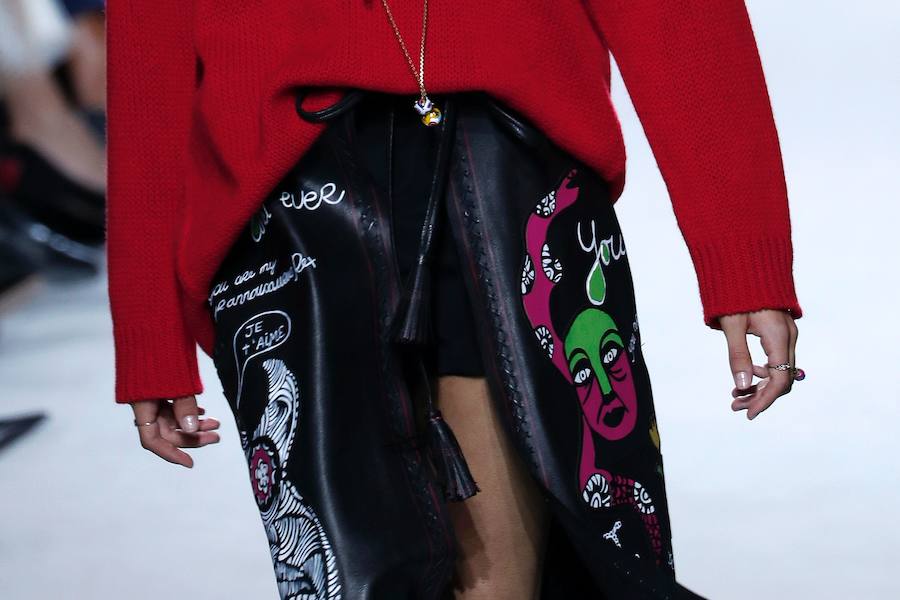 La firma homenajea con sus diseños a la artista franco-estadounidense en la Semana de la Moda de París