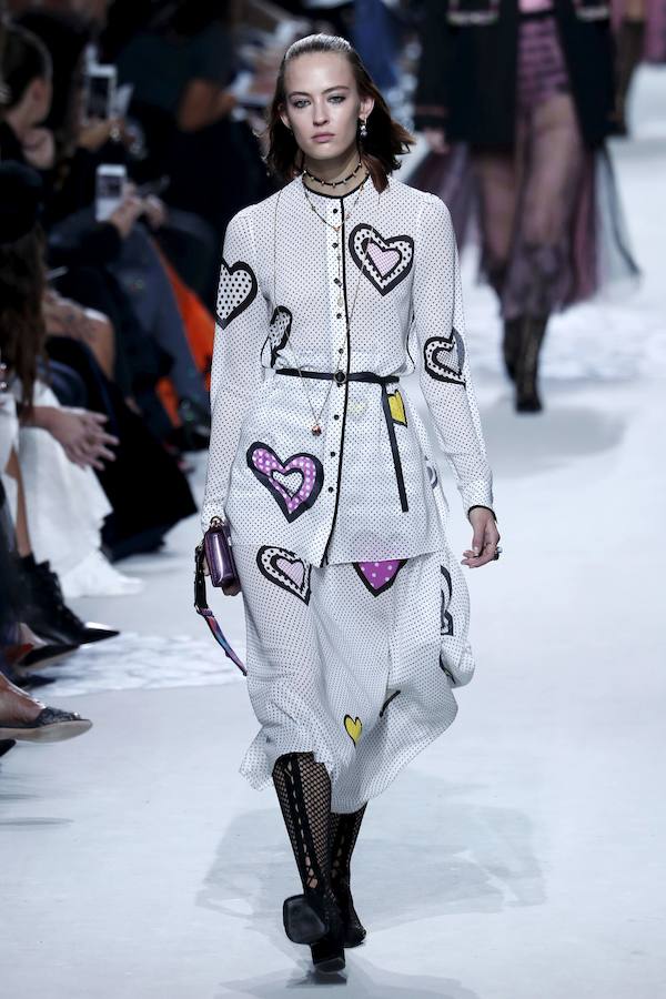 La firma homenajea con sus diseños a la artista franco-estadounidense en la Semana de la Moda de París