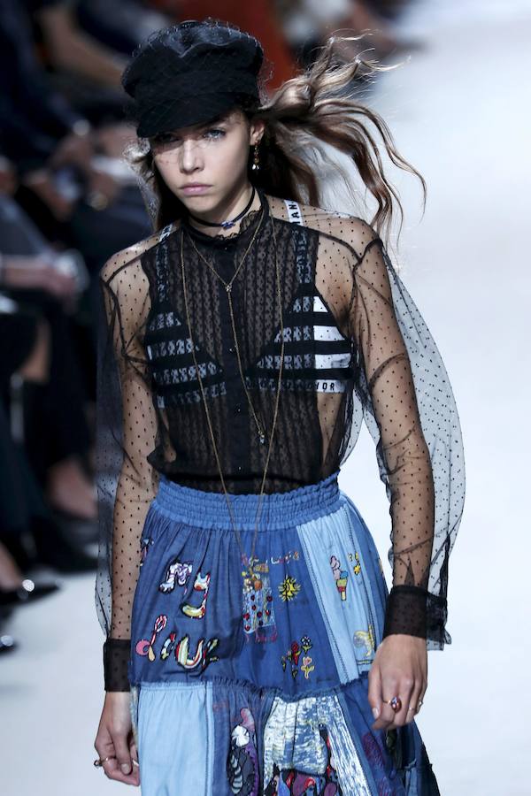 La firma homenajea con sus diseños a la artista franco-estadounidense en la Semana de la Moda de París