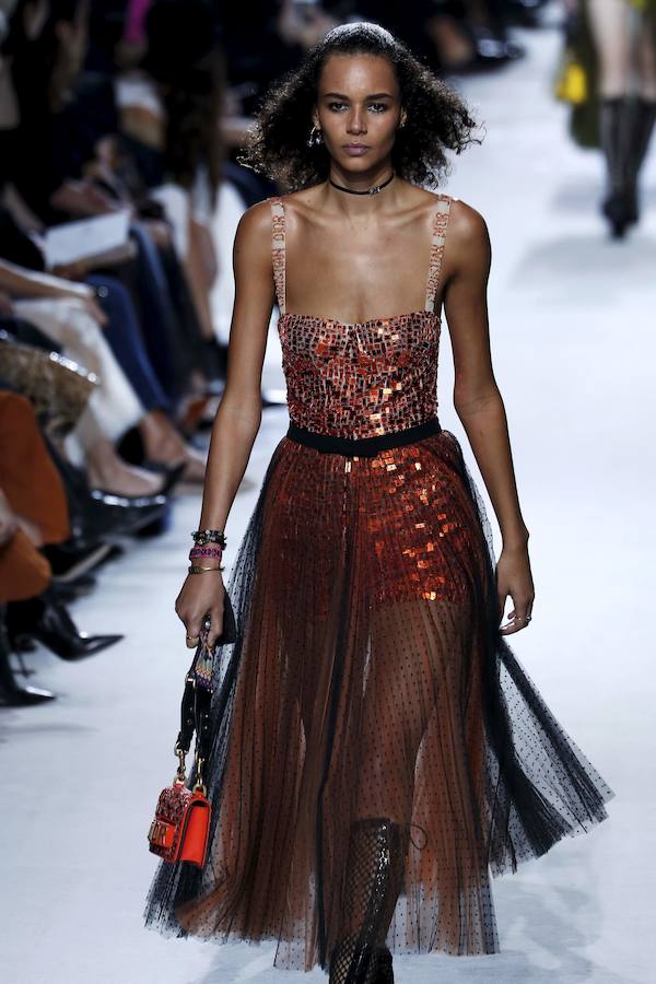 La firma homenajea con sus diseños a la artista franco-estadounidense en la Semana de la Moda de París