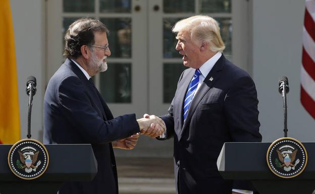 El presidente de Estados Unidos y el presidente del Gobierno español se saludan al final de una rueda de prensa.